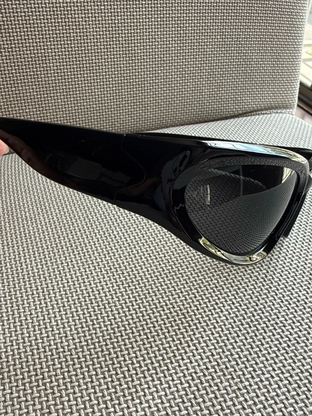 Men's Black Oval Sunglasses — Sleek UV Protection